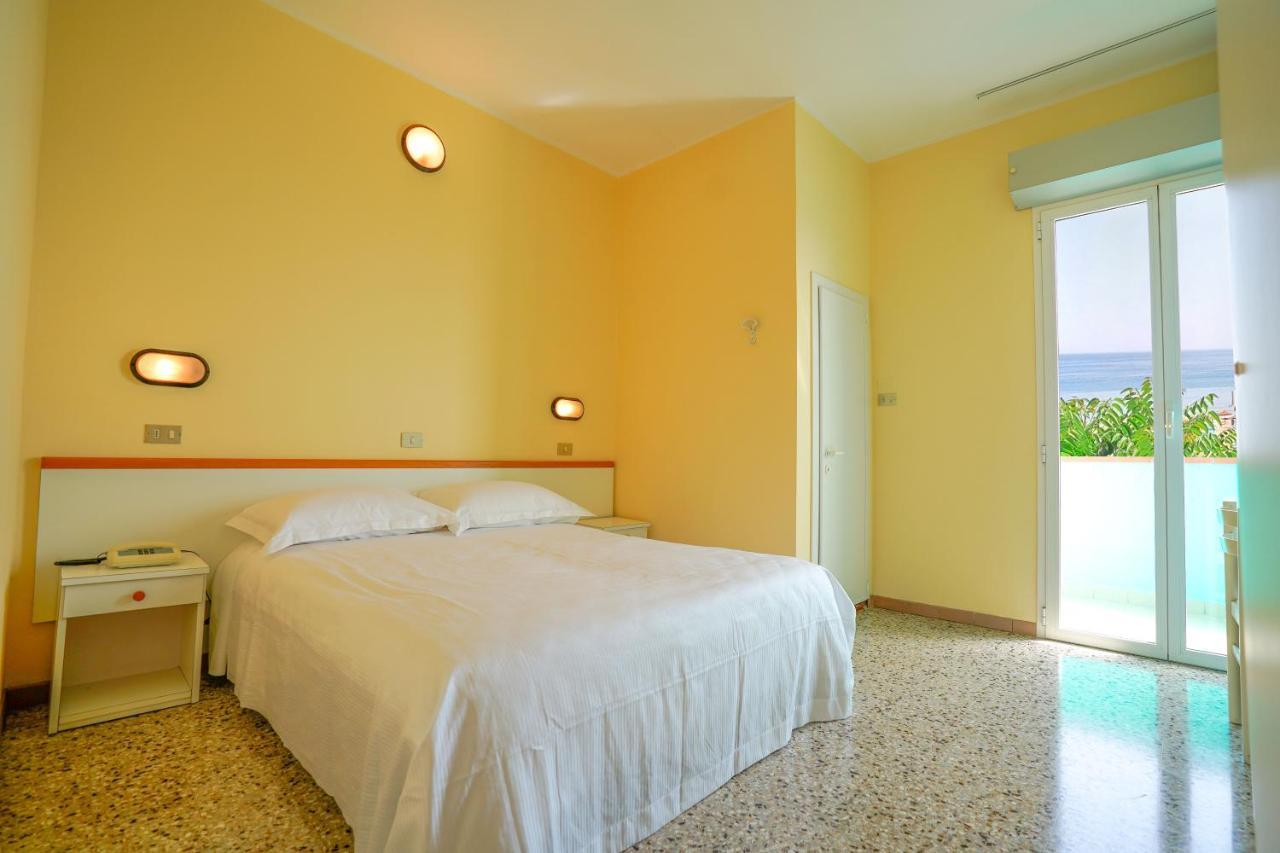 רימיני Hotel Mondial מראה חיצוני תמונה