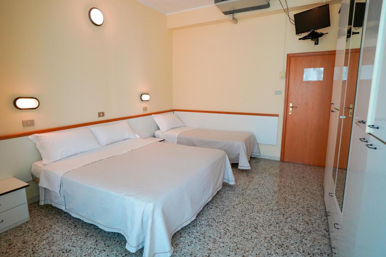 רימיני Hotel Mondial מראה חיצוני תמונה