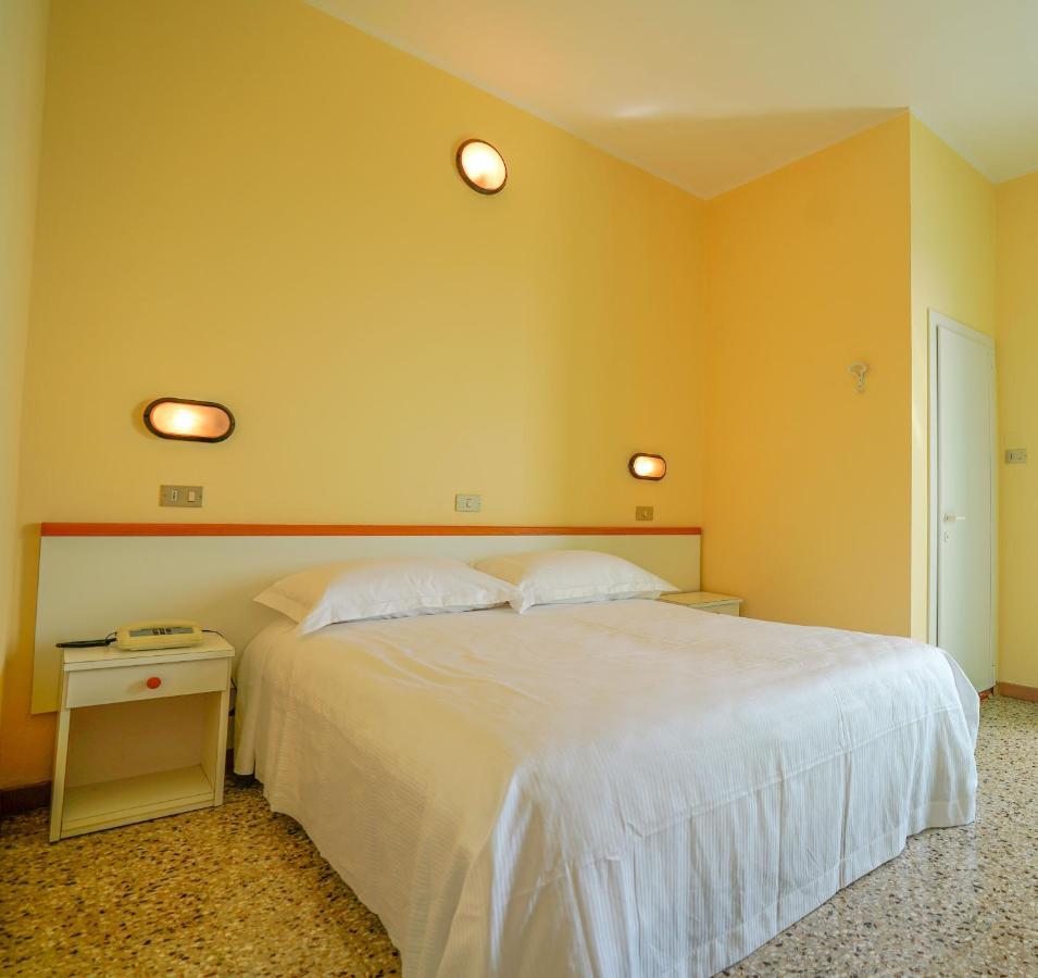 רימיני Hotel Mondial מראה חיצוני תמונה