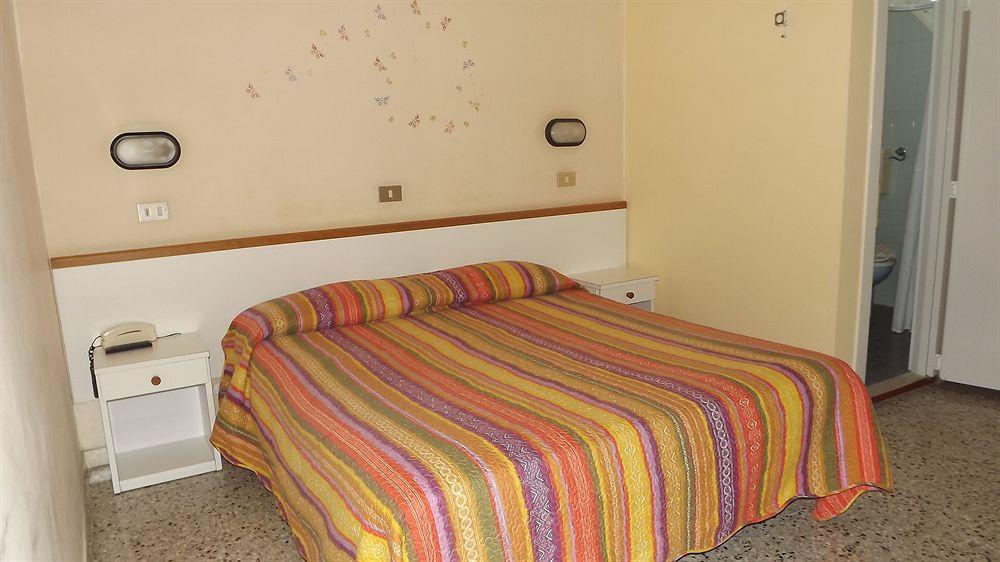 רימיני Hotel Mondial מראה חיצוני תמונה