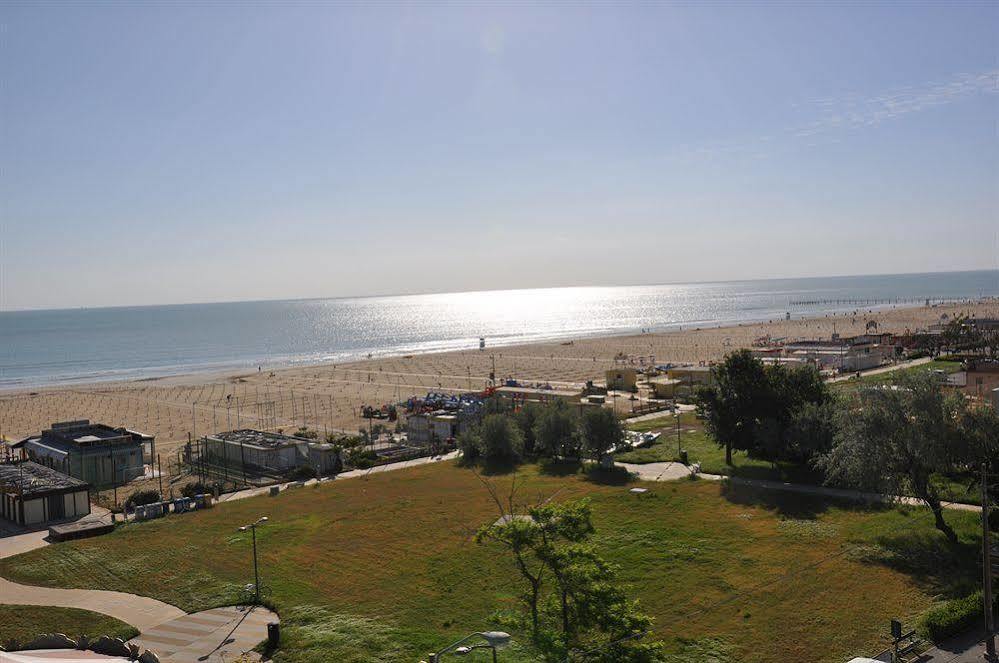 רימיני Hotel Mondial מראה חיצוני תמונה